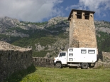 Unter dem historischen Turm in Kruje (Albanien)