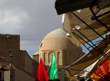 Ashoura-Fahnen vor der Jame-Moschee